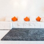 Descubra como um tapete pode transformar a sua sala