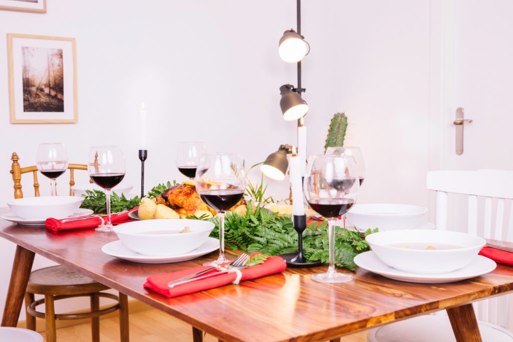 Mesa com pratos e vinho tinto