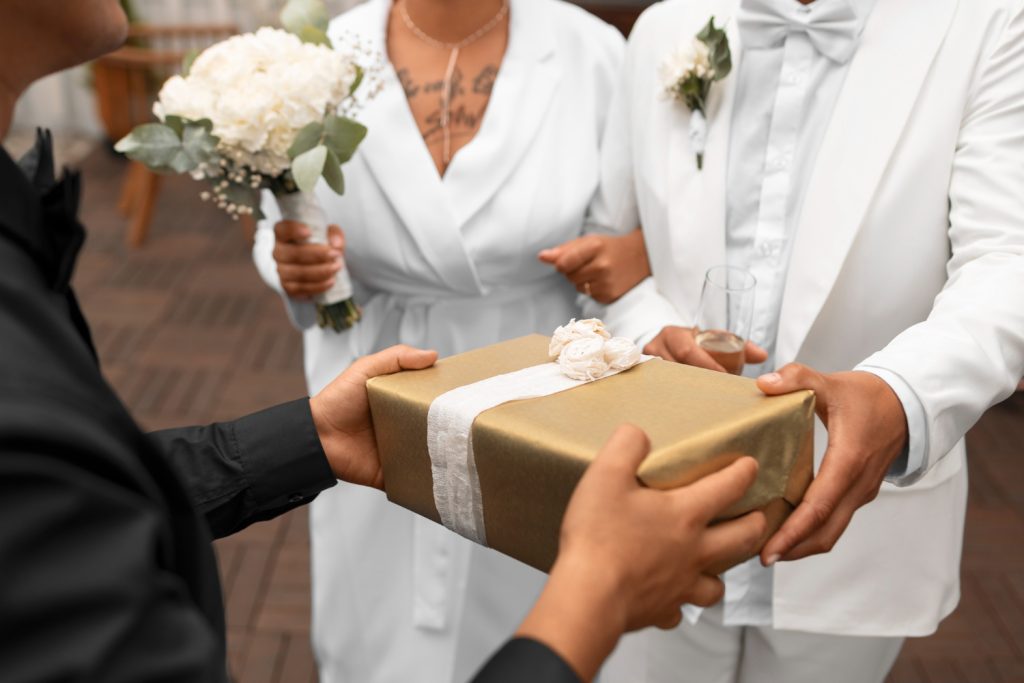 Imagem de casal recebendo presente de casamento